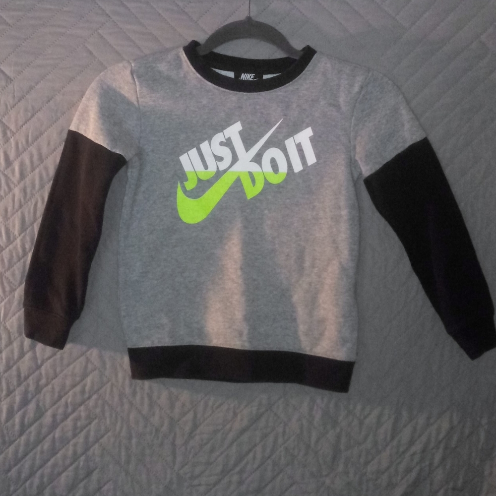 Boys Nike sweatshirt size medium 5-6yrs